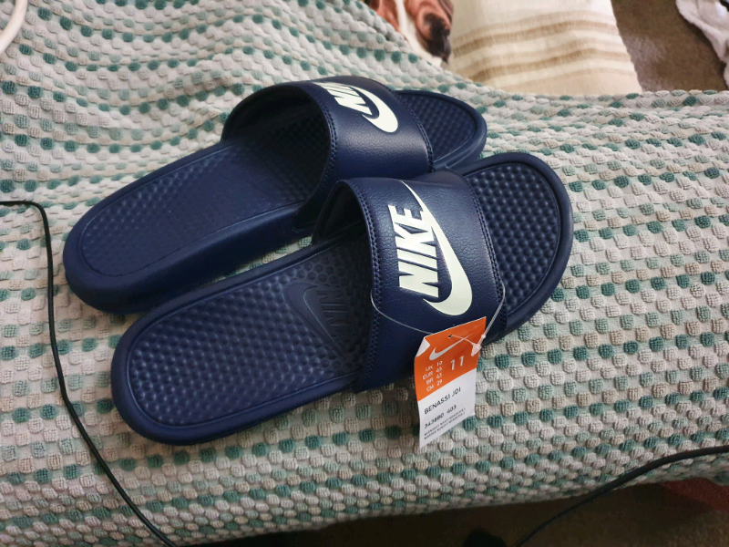 nike flip flops size 10
